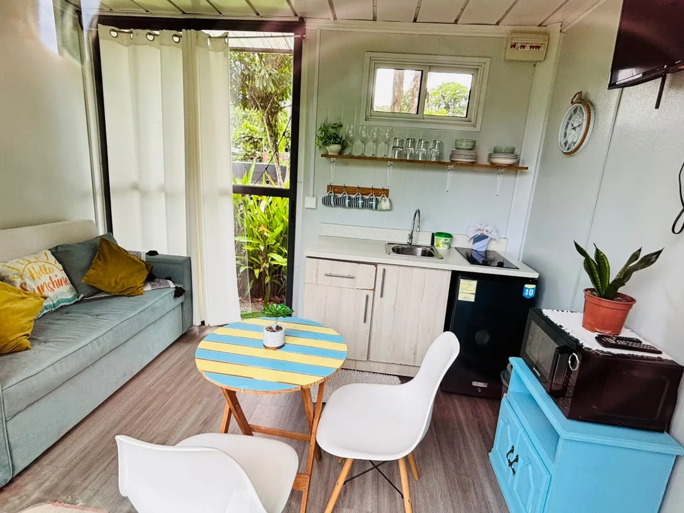 Sala y cocina Tiny House Playa Negra